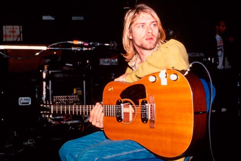 Kurt Cobain avec sa guitare électrique