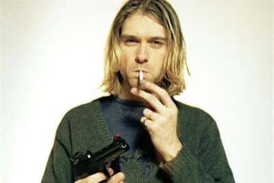 Kurt Cobain qui fume avec une arme à la main