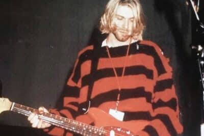 Kurt Cobain avec sa guitare