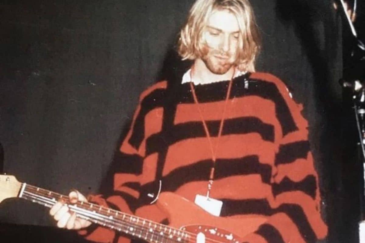 Kurt Cobain avec sa guitare